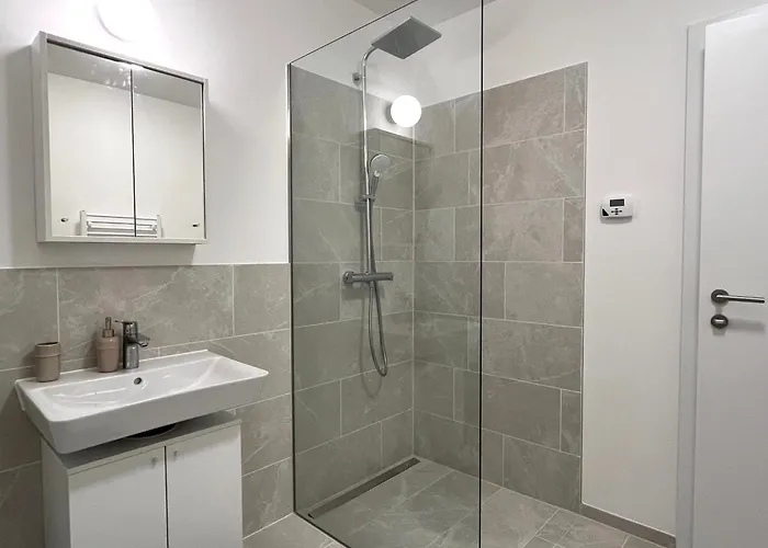 Free Parking / Brandnew With Air Condition And Balcony * Bécs