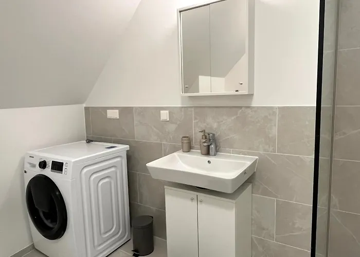Free Parking / Brandnew With Air Condition And Balcony Bécs